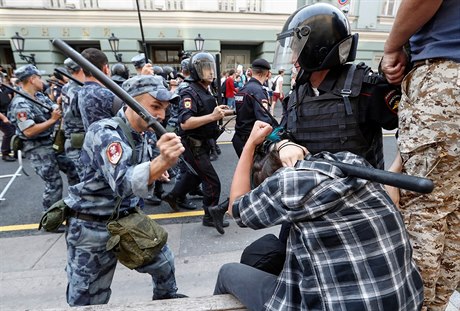 Písluník ruské policie mlátí jednoho z demonstrant bhem protest proti...