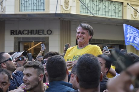 Prezidentský kandidát Jair Bolsonaro bezprostedn po útoku.