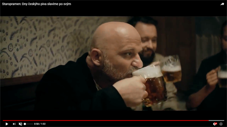 Herec Hynek ermák ve spotu na Staropramen.