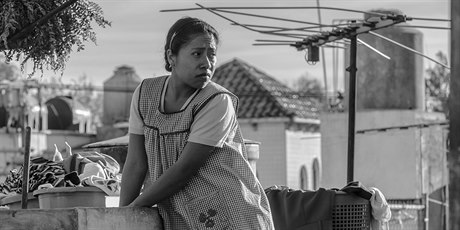 Psobivý ernobílý snímek Roma (2018). Reie: Alfonso Cuarón.