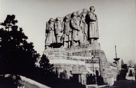 Stalinův pomník byl největším skupinovým sousoším v Evropě, dnes z něj však zbyl jen jeho podstavec.