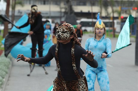 ena v kostýmu geparda na protestu v Lim.