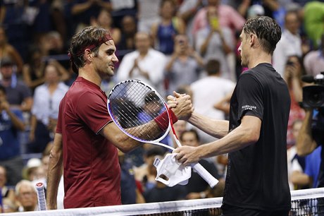 Roger Federer gratuluje Johnu Millmanovi k postupu.