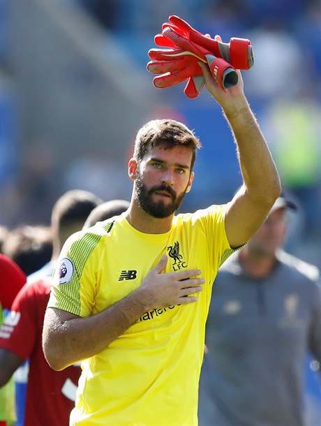 Branká Alisson Becker po zápase s Leicesterem.