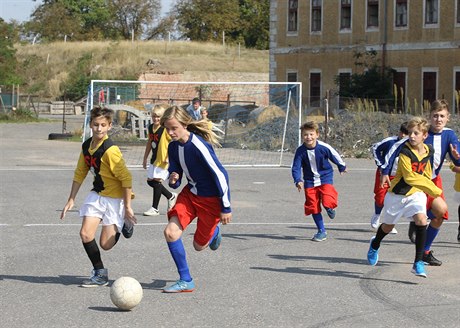 Terezínský fotbal znovu ožívá. Školáci hrají v historických dresech u kasáren,...