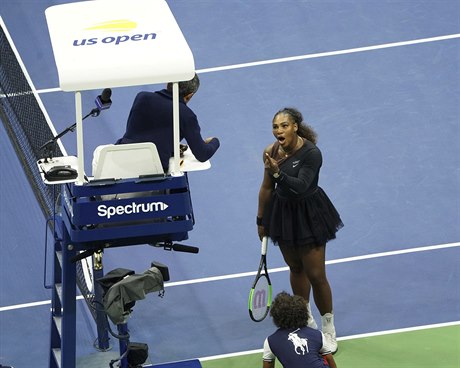 Serena Williamsová se hádá s rozhodčím během souboje s Naomi Ósakovou.