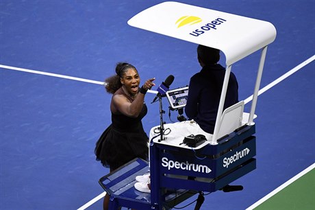 Serena Wiliamsová nadává rozhodímu na US Open v New Yorku.