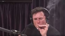 editel podniku Tesla Elon Musk s jointem v poadu s komikem Joem Roganem.