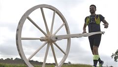 Práv� p�i kácení stromu nabral jeho plán hodinové zpo�d�ní, které se projevilo...