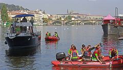 Greenpeace debírá vzorky vody z Vltavy v Praze