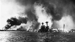 Útok na Pearl Harbor. Spojené státy po útoku vstoupily do války a zásadním...