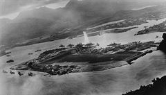 Pohled na p�ístav Pearl Harbor z japonského letadla, kdy japonské císa�ské...