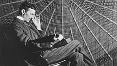 Nikola Tesla při pokusech s tvarem vinutí transformátoru. | na serveru Lidovky.cz | aktuální zprávy