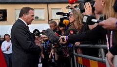 védský pedseda vlády Stefan Löfven mluví k médiím bhem parlamentních voleb