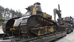 Historický tank Renault FT-17 byl 30. srpna 2018 pevezen z francouzského muzea...