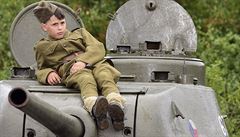 Chlapec odpoívá na otoné vi tanku 1. záí 2018 v Leanech bhem Tankového...