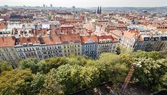 Akce Dinner in the sky. Výhled na Prahu z ploiny umístné v Riegrových sadech.