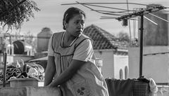 RECENZE: Roma. Černobílý snímek režiséra Cuaróna je o upřímném návratu do dětství