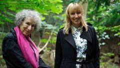 Spisovatelka Margaret Atwoodová se zakladatelkou projektu, umlkyní Katie...