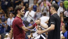 Roger Federer gratuluje Johnu Millmanovi k postupu. | na serveru Lidovky.cz | aktuální zprávy