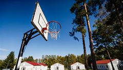 Basketbal si vzni zahrát na jeden ko mohou. Improvizovaný fotbalový plácek...