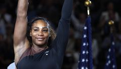 Serena Williams drí  trofej za druhé místo.