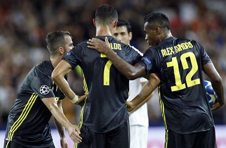 Alex Sandro a Miralem Pjani utuj Cristiana Ronaldo, jen obdrel ervenou...