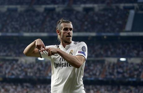 Gareth Bale se raduje ze své branky do sít AS ím