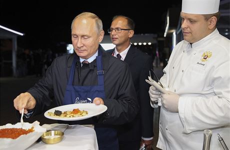 Vladimir Putin si nakld kavir na blinu, kterou osobn pipravil.