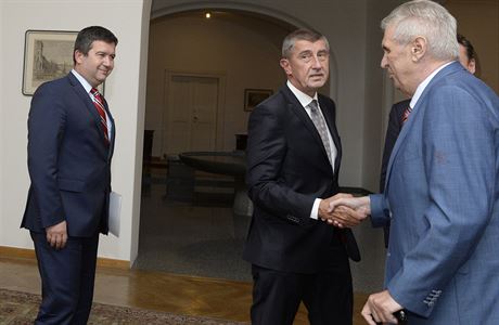 Prezident Milo Zeman (vpravo) se zdraví s premiérem Andrejem Babiem...