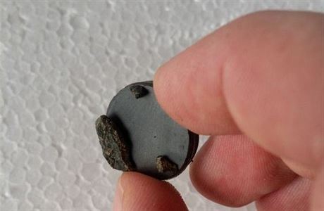 lomky meteoritu pichycen na magnetu.