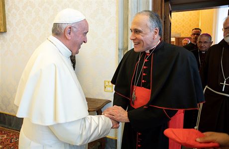 Pape Frantiek si tese rukou s kardinálem Danielem DiNardem.