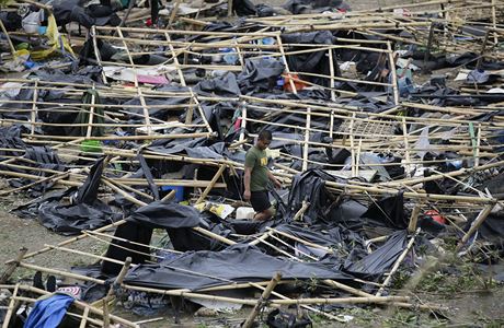 Nejmén 25 lidí zabil na Filipínách mohutný tajfun Mangkhut, který se v sobotu...