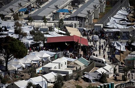 Uprchlíci se adí od fronty na výdej jídle v táboe Moria na ostrov Lesbos.