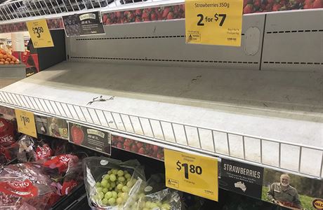 Z australských supermarket zmizely jahody.