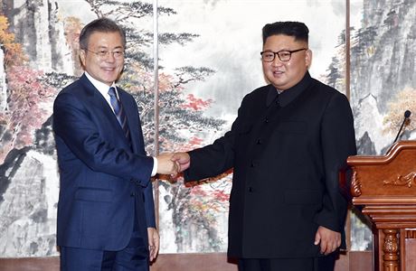 Severokorejský vdce Kim ong-un  a jihokorejský prezident Mun e-in si...