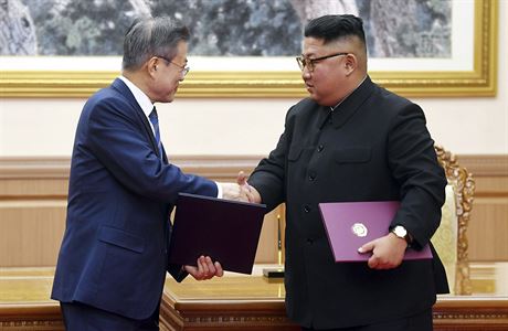 Jihokorejský prezident Mun e-in a jeho severokorejský protjek Kim ong-un.