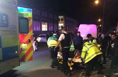 U meity na severozápad Londýna v noci z úterý na stedu narazilo auto do...