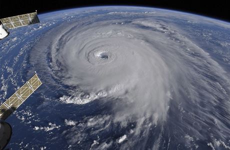 Satelitní snímek hurikánu, ilustraní foto.