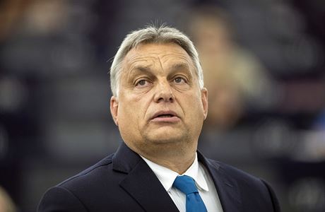 Premiér Viktor Orbán bhem projevu v europarlamentu.