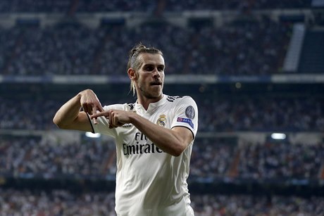 Gareth Bale se raduje ze své branky do sítě AS Řím