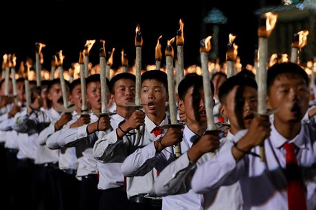 Severokorejská mláde pi oslavách 70. výroí vzniku státu.