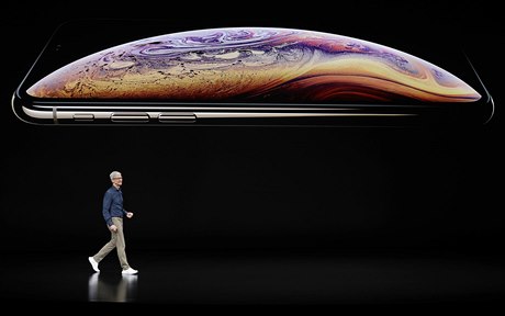 Tim Cook a nový Apple iPhone XS.
