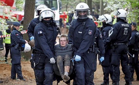 Nmecká policie odvádí aktivisty, kteí protestovali proti pokácení lesa.