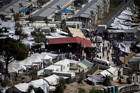 Uprchlíci se adí od fronty na výdej jídle v táboe Moria na ostrov Lesbos.