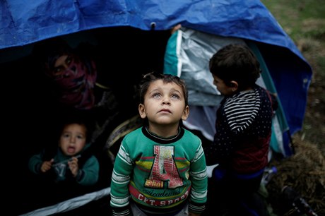 V řeckých táborech je také několik tisíc dětí. Některé nemají kvůli válce ani...