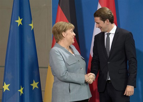 Nmecká kancléka Angela Merkelová a rakouský kanclé Sebastian Kurz po setkání...