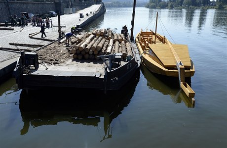 Akce na Ra�ínov� náb�e�í za�ala loupáním k�ry z kmen� pro stavbu voru.