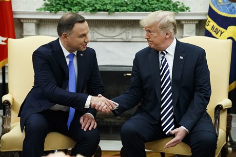 Polský prezident Andrzej Duda (vlevo) na schzce v Bílém dom se svým americkým...