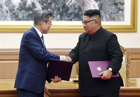 Jihokorejský prezident Mun e-in a jeho severokorejský protjek Kim ong-un.